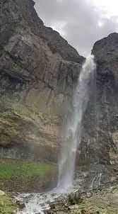 روستای خور از روستاهای گردشگری در جاده چالوس است که به دلیل بالا رفتن آب در این روستا قورباغه ها ایوعطا میخوانند و اگر در زمستان بروید میتوانید از یخ ها بالا رفته و یخ نوردی کنید