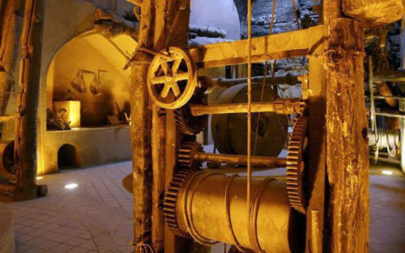 موزه عصارخانه اصفهان موزه عصارخانه اصفهان یا همان عصارخانه شاهی بنایی است به جا مانده از دوران صفوی در این موزه روغن انواع دانه های روغنی را برای استفاده در چراغ های روشنایی میدانها، مساجد و دربار استفاده میکردند