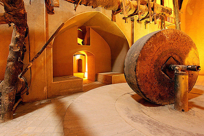 موزه عصارخانه اصفهان موزه عصارخانه اصفهان یا همان عصارخانه شاهی بنایی است به جا مانده از دوران صفوی در این موزه روغن انواع دانه های روغنی را برای استفاده در چراغ های روشنایی میدانها، مساجد و دربار استفاده میکردند